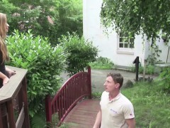 Teen wird vom Vermieter mit riesen Schwanz im Garten gefickt
