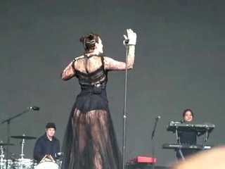 who is this thicc pawg white big booty singer on stage