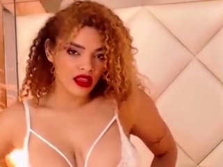 Girl Likes To Move Her Body Sensually
