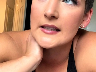 Horny blonde cam girl masturbates her juicy pussy close up