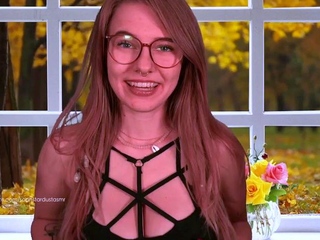 Soph Stardust – Boobs Scratching