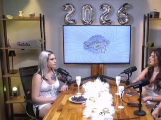Big-pussy blonde opens up and reveals
