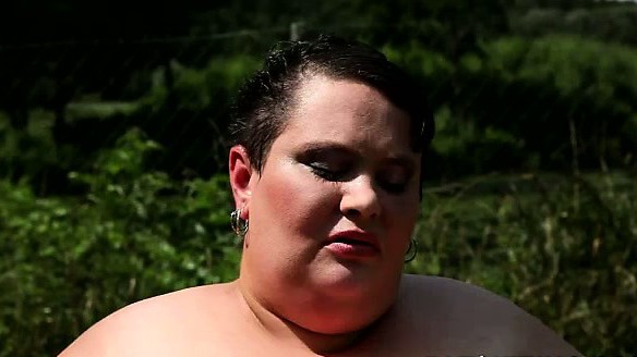 The biggest supersized BBW model facesitting