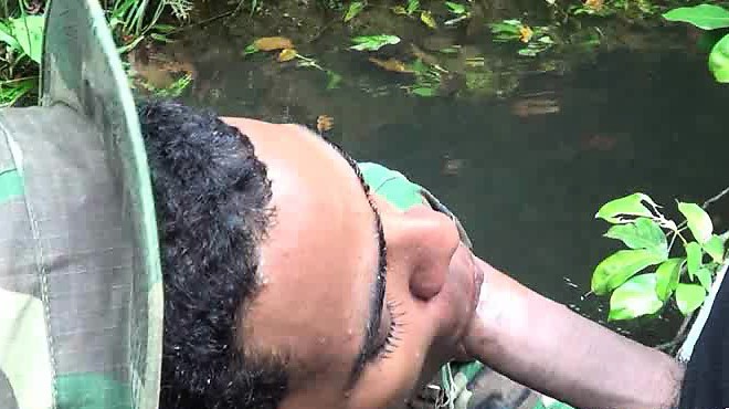 Military lads do mouth job in the water