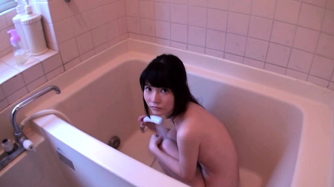 Tiny shower Japanese babe fingered in tub