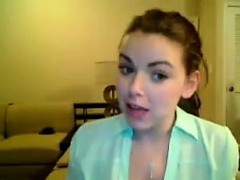 Teen Girl Flashes Her Cute Tits
