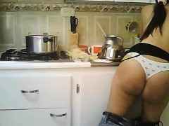 Amateur woman cooks nude