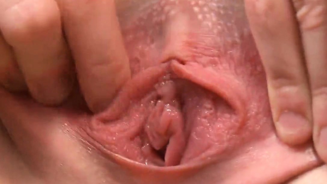 Natural teen is gaping spread slit in close-up and cumming 