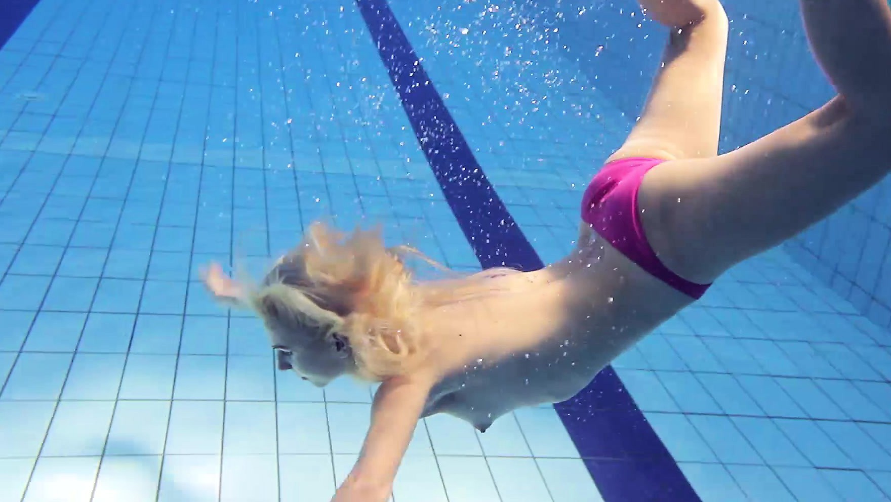 Hot Elena shows what she can do under water