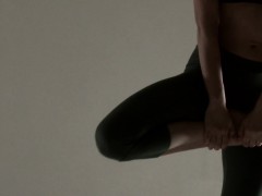 Razdery Noga in tight yoga pants