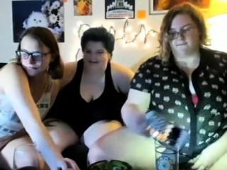 Lesbian threesome on webcam...