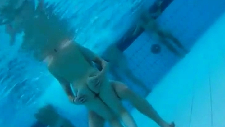 naked underwater 250215