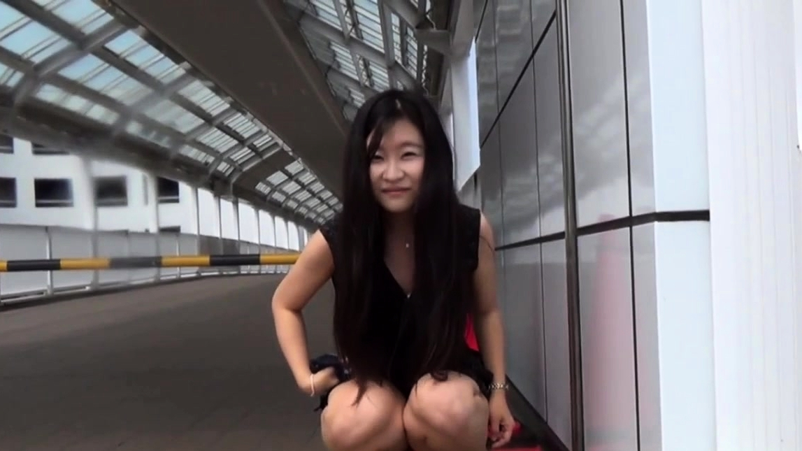 Asian ho pees in gutter