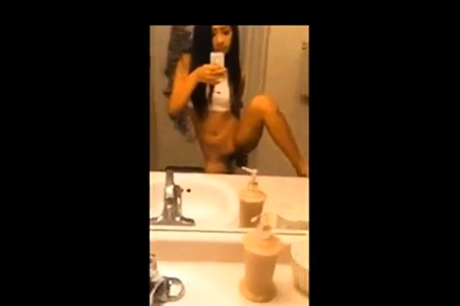 Young asian Playing With Pussy In Bathroom