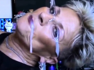 Geisteskranke Oma Mit Sahne In Der Fresse! Geisteskranke Oma Mit Sahne In Der Fresse!