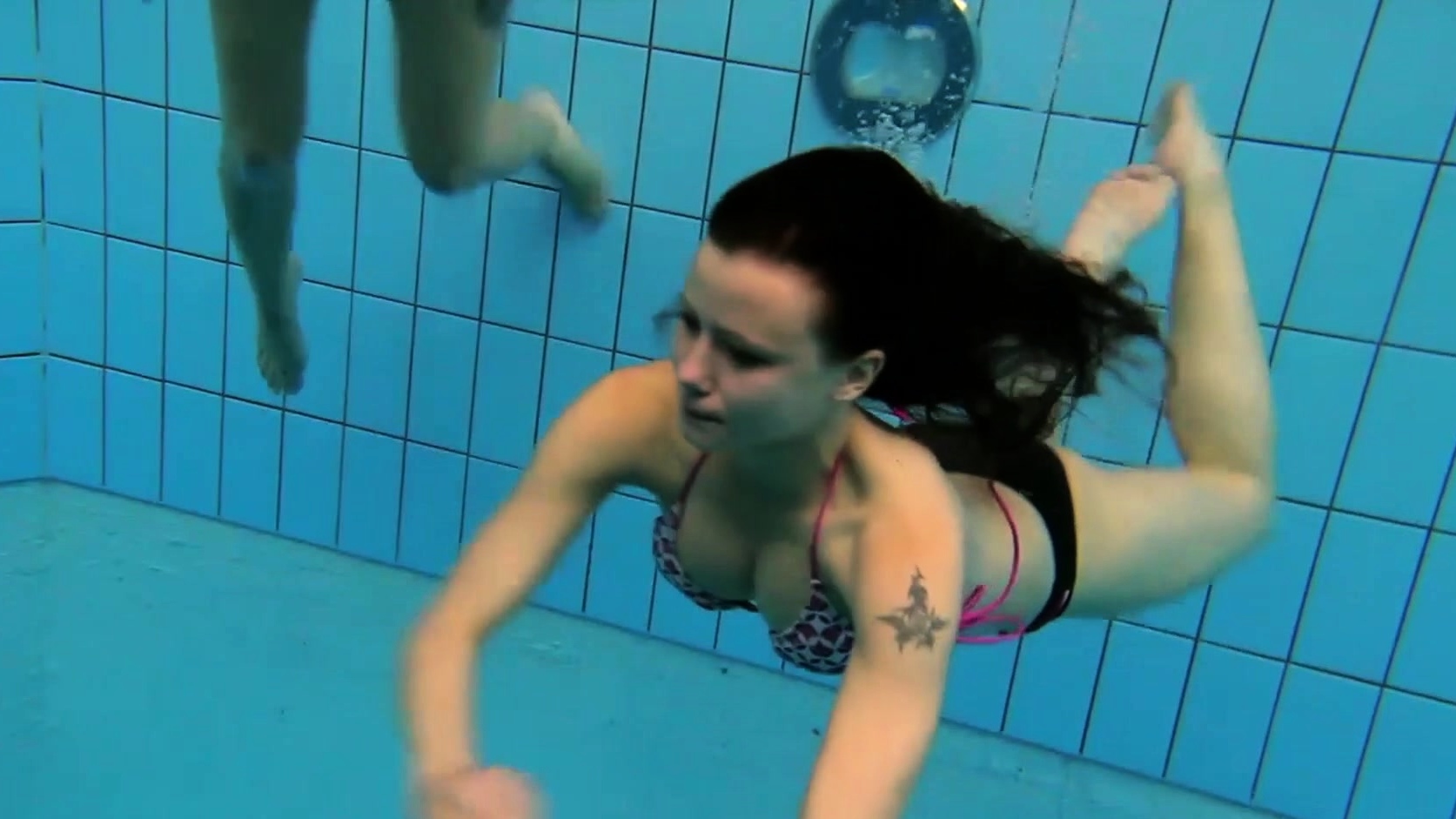 Katka and Kristy underwater swimming babes