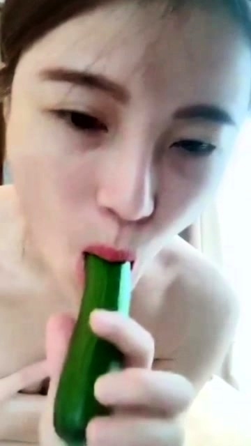 ASIAN GIRL PUT CUCUMBER IN PUSSY