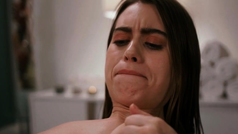 Gorgoeous masseuse fingers her client