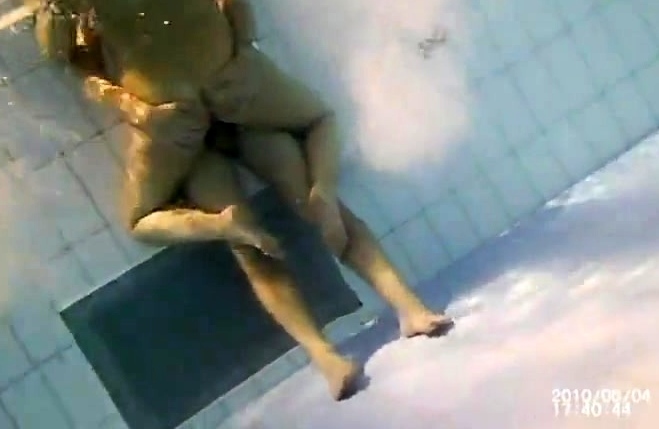 Couples Amateur Sex Fun Into Public Pool