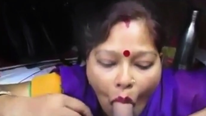 Desi aunty giving blowjob and deepthroat drank cum