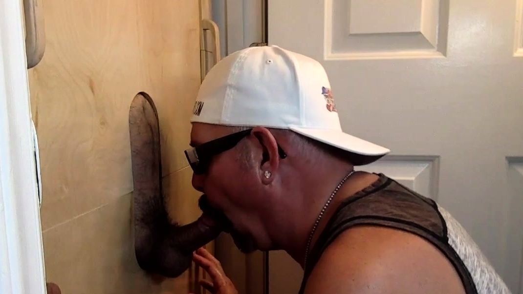 Mature daddy blowing gloryhole dick for spunk