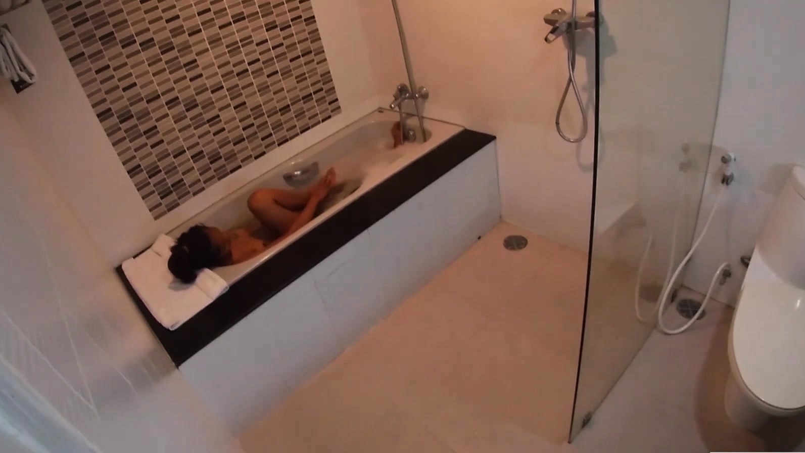 Hot amateur Thai teen fucking in the bath