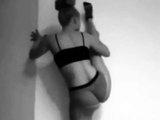Facebook Finds - Flexi Blonde Shaking Her Ass