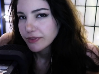 Brunette Amateur Webcam Babe Pleases Pussy
