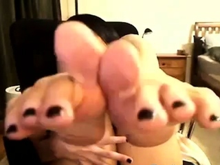 Latina Girl Shows Her Feet On Webcam Toe Suck
