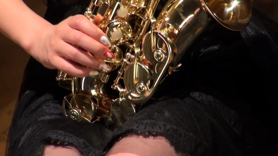 Kyoka Makimura plays the saxophone and shows off her hot