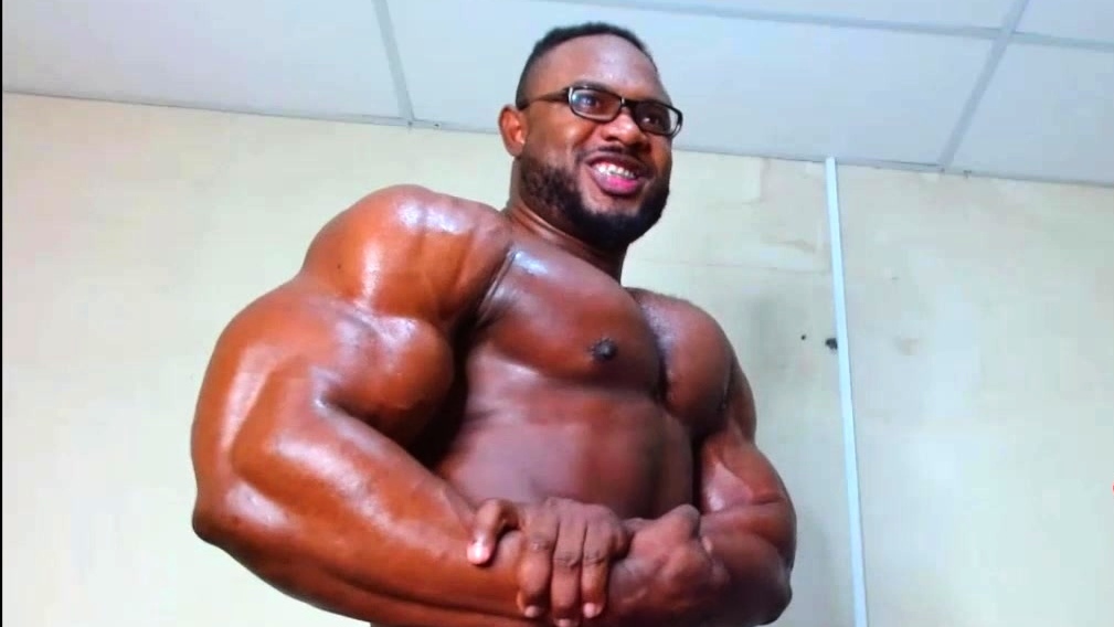 Nude bodybuilder live sex on CruisingcamsCom