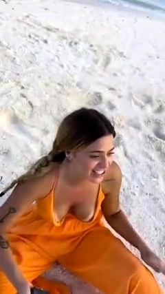 Viih Tube ninfeta pagou peitinho bêbada na praia