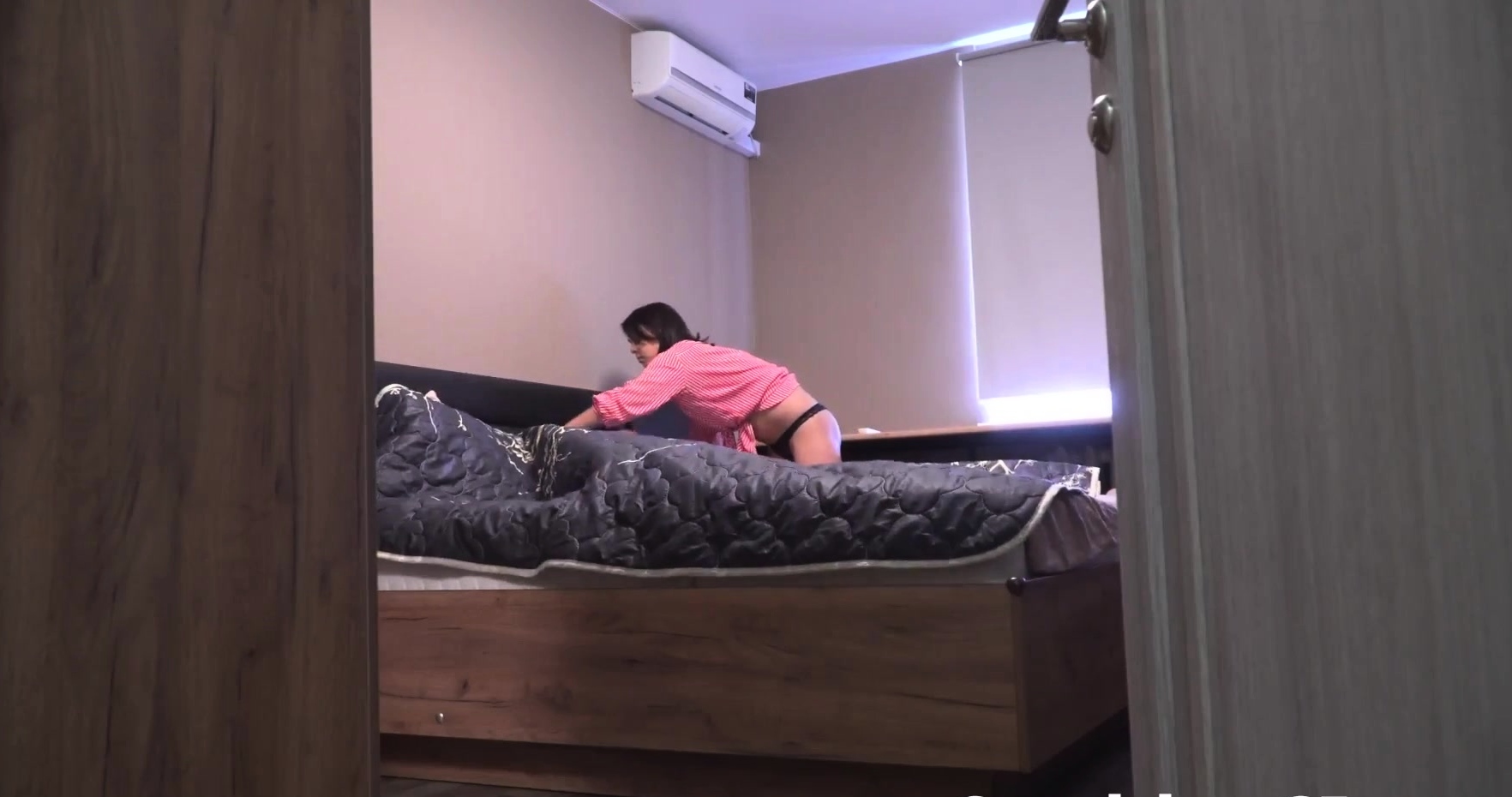 I filmed my nude GF doing her bed and now I jerk off