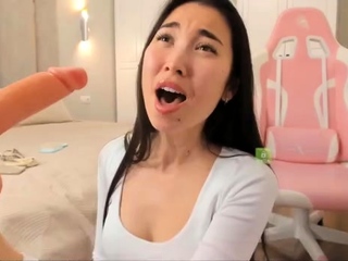 Very hot amateur thai teen girl toying her pussy on cam