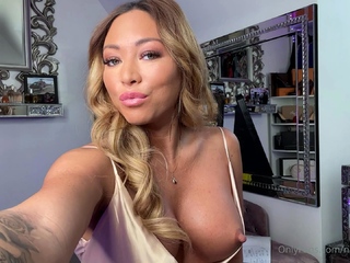 Amateur webcam babe masturbating