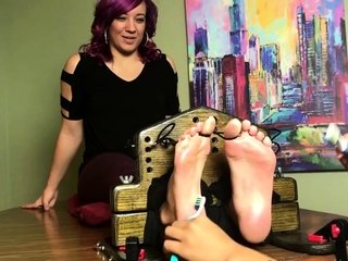 Devil’s Footstool aka devilsfootstool OnlyFans – FootChick
