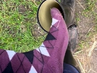 Amateur Foot Fetish Girlfriend Sucks and gives a Footjob