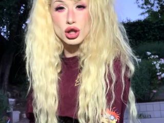 Brunette Tranny jerking in hard dick in solo Webcam