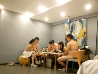 三个小伙各自带着漂亮的小娇妻酒店玩换妻❤